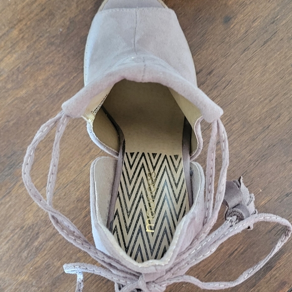 Taupe peep toe heel by Maurices size 5 - Picture 5 of 9